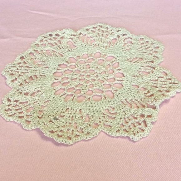 FINAL SALE PRICE 5 Pc Vintage Crocheted Doily Set - Picture 7 of 12